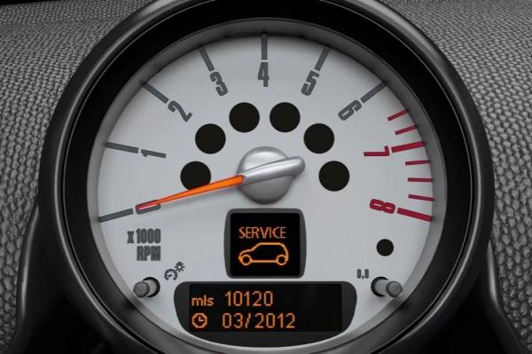 Die aufleuchtende Service-Anzeige eines MINI Coopers.