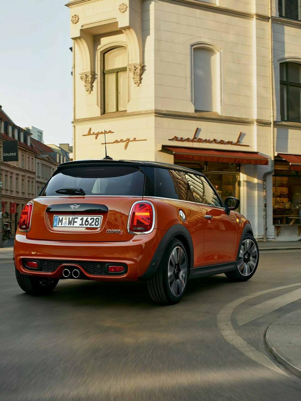 Ein MINI Cooper S steuert in der Innenstadt um die Kurve.