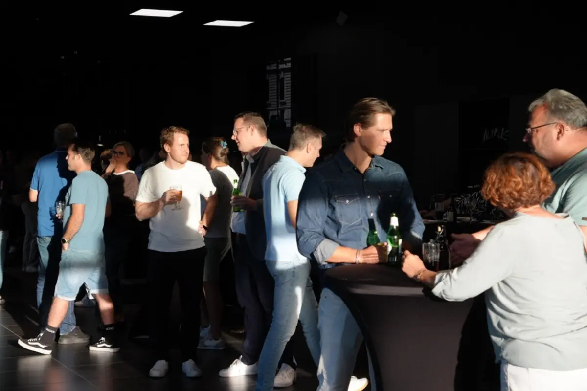 Die Aftershow-Party im MINI Showroom des Autohauses Fett & Wirtz in Moers mit den Teilnehmern des Events.