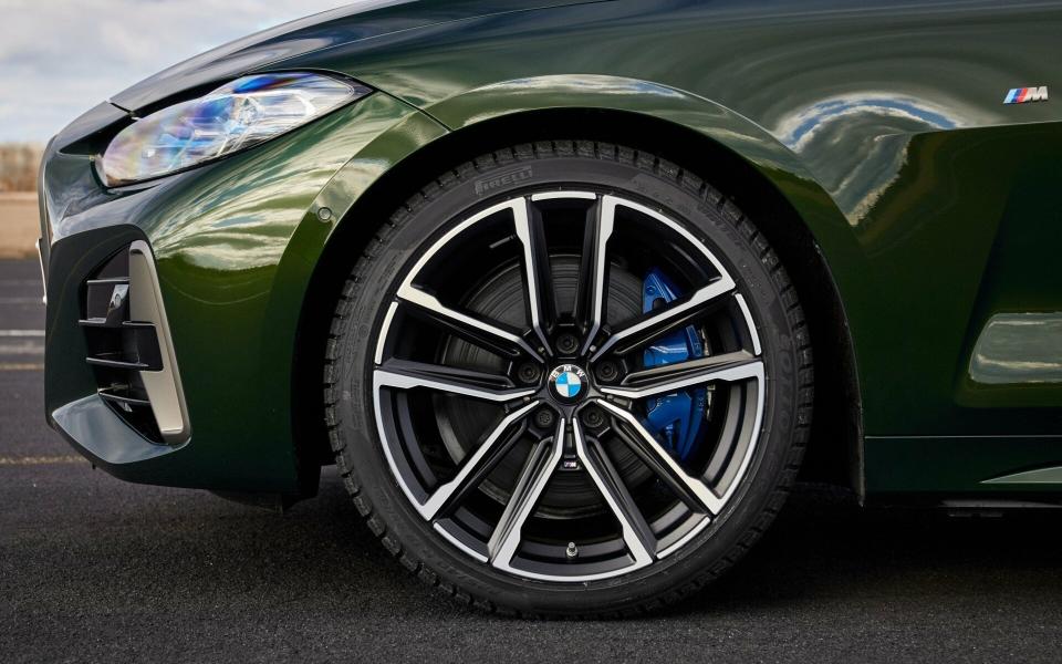Der linke Vorderreifen mit Alufelge im 10-Speichen Design eines BMW M440i xDrive.