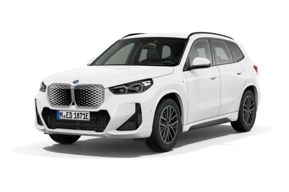 Ein freigestellter, weißer, vollelektrischer BMW iX1 eDrive20.