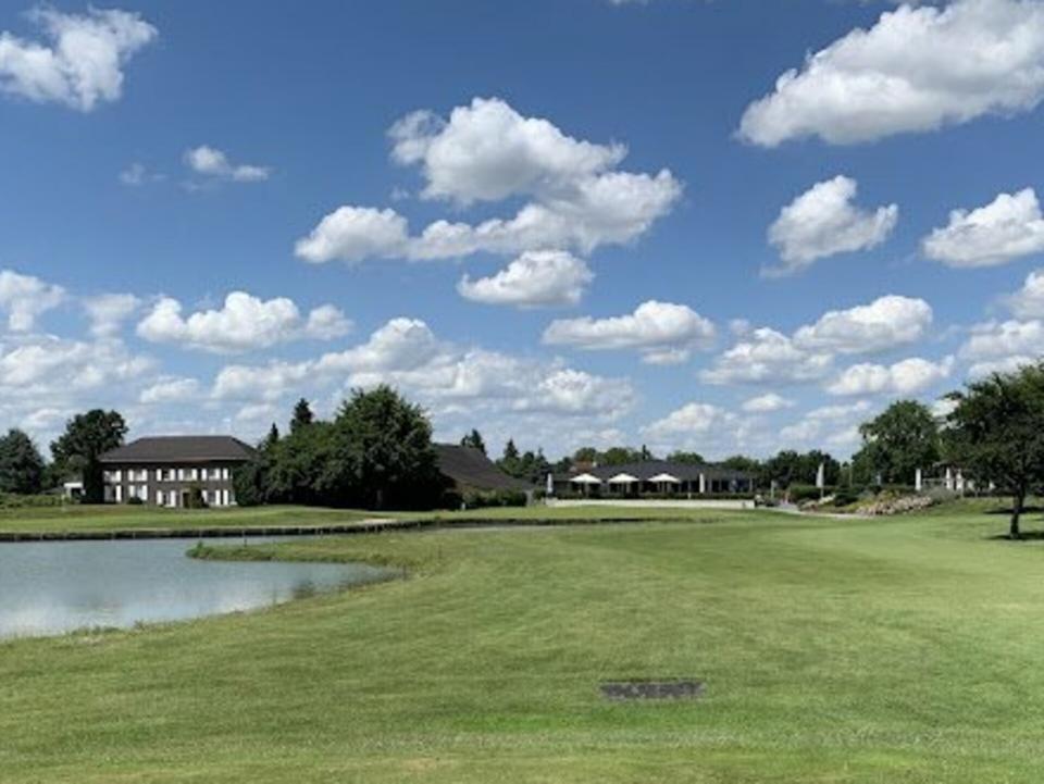 Der Rasen des Golfclub Kloster Kamp an einem sonnigen Sommertag.