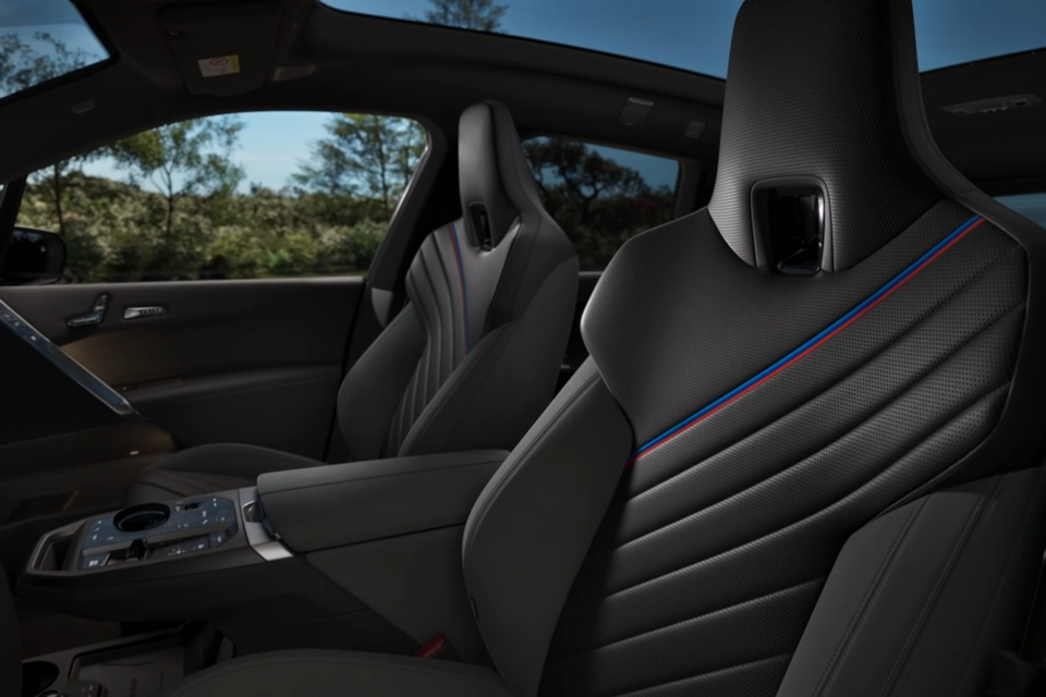 Die beiden Vordersitze eines BMW iX M70 mit dunklem Amido Naturleder.