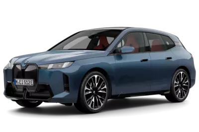 Ein freigestellter BMW iX xDrive60 in 'arctic race blue metallic'.