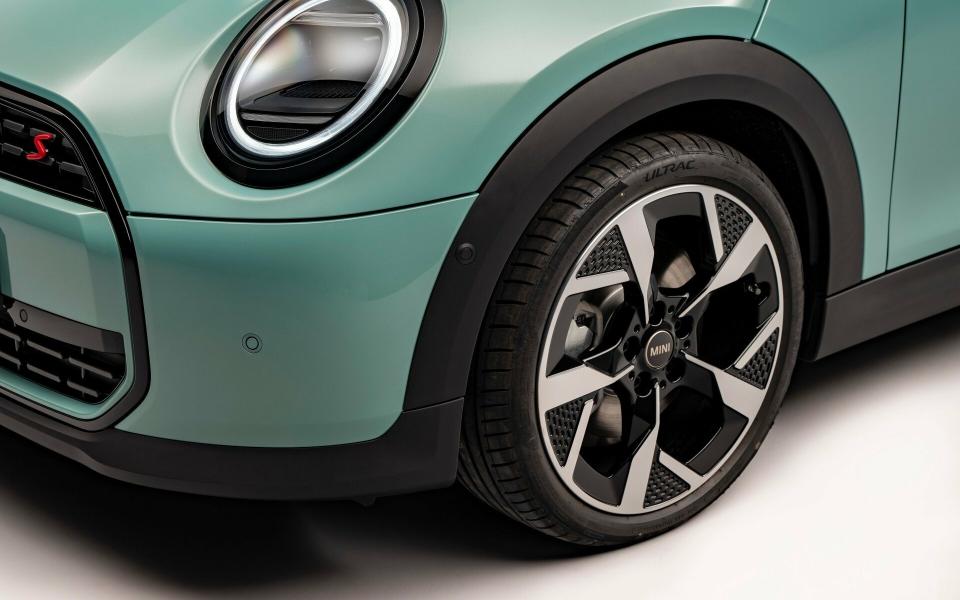 Die vordere Linke Seite eines MINI Cooper S in "ocean wave green" mit 18" slide spoke 2-tone Alufelgen.