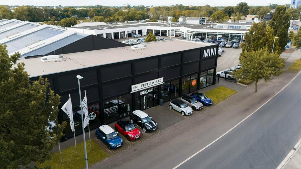 Der Eingang des MINI-Showrooms des Autohauses Fett & Wirtz in Moers aus der Vogelperspektive.