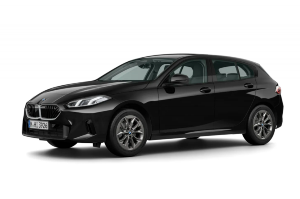 Ein freigestellter BMW 116 in der Lackierung 'saphirschwarz metallic'.
