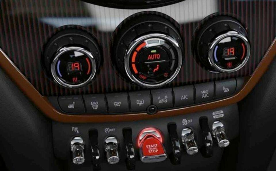 Die Klimaanlagensteuerung eines MINI Cooper an der Mittelkonsole.