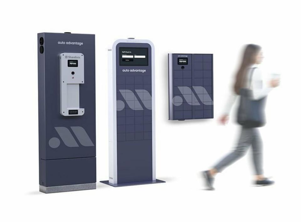 Drei Sharebox-Modelle in unterschiedlichen Größen mit einer schnell vorbeilaufenden Frau mit Handy im Vordergrund.