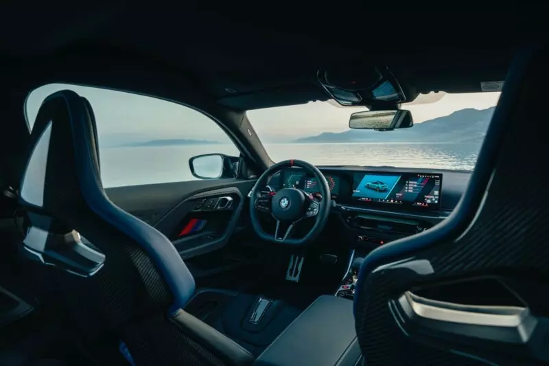 Der vordere Innenbereich eines BMW M2 Coup&eacute;s mit Sport-Schalensitzen.