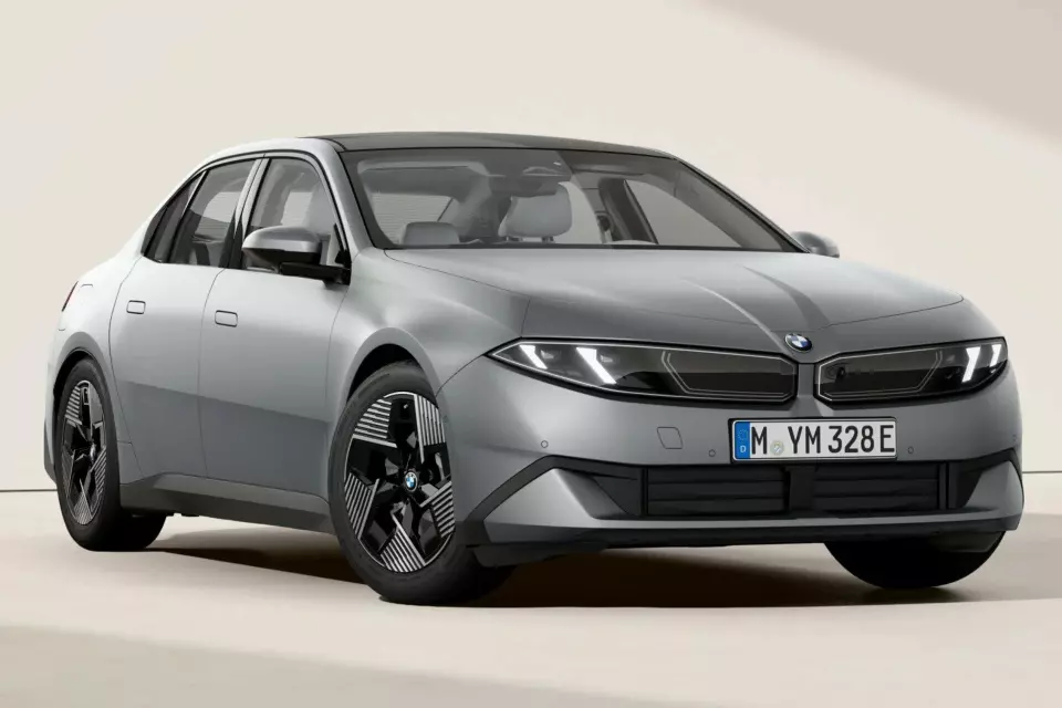 Ein BMW i3 50 xDrive in BMW Individual Frozen Space Silver metallic, seitlich aufgenommen in einer beigefarbenen Studiokulisse.