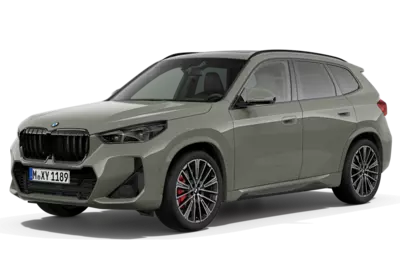 Ein freigestellter BMW X1 sDrive18i in der Farbe grau metallic.