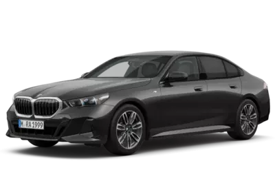 Eine freigestellte BMW 520d Limousine in der Farbe Frozen Deep Grey metallic.