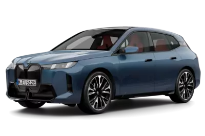 Ein freigestellter BMW iX xDrive60 in 'arctic race blue metallic'.