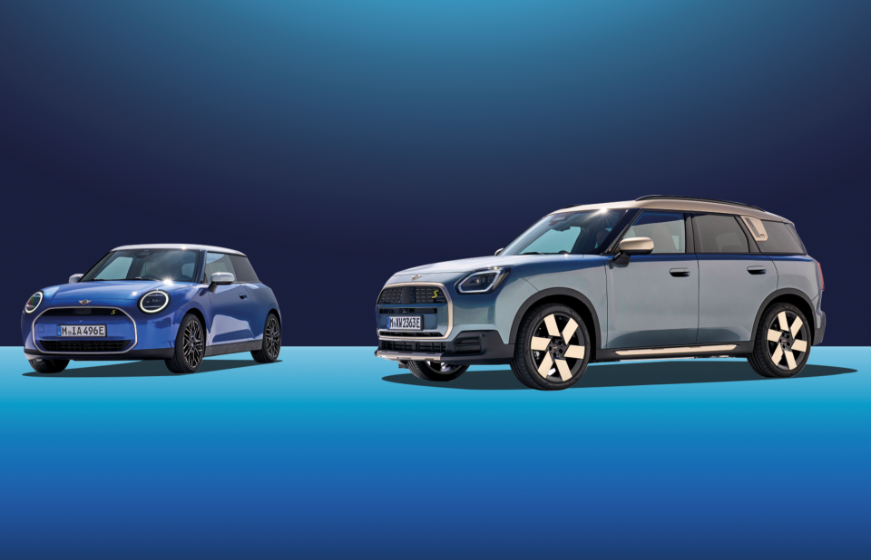 Ein MINI Cooper Electric und ein MINI Countryman Electric in einer blau-grauen Fotokulisse.