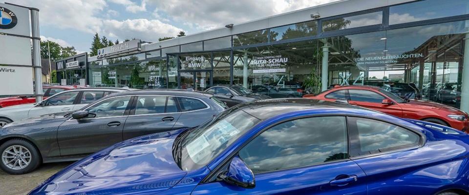 Die Glasfassade des Showrooms des Autohauses Fett & Wirtz in Wesel.