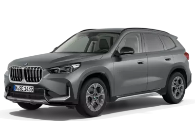 Ein freigestellter BMW X1 xDrive23d in der Farbe Frozen Pure Grey metallic.