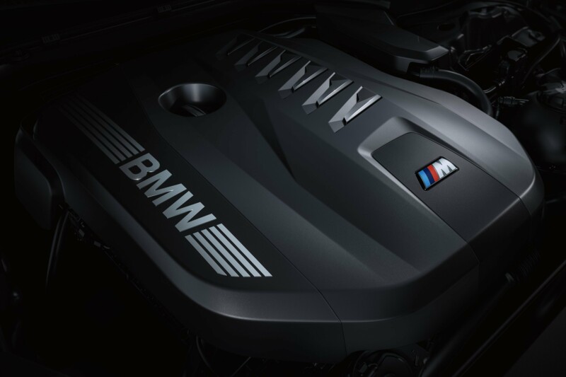 Der Motor einer BMW M760e Limousine.