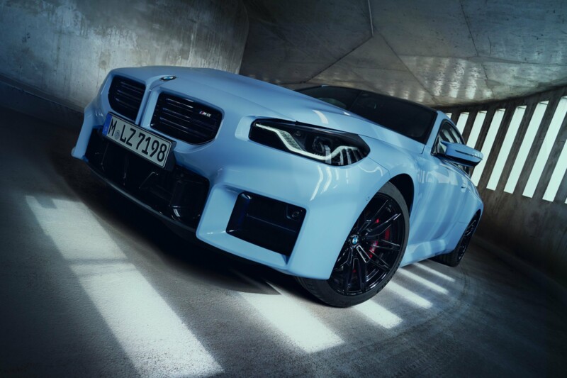 Der BMW M2 Coupé in der Lackierung M Zandvoort Blau fährt in ein Parkhaus.