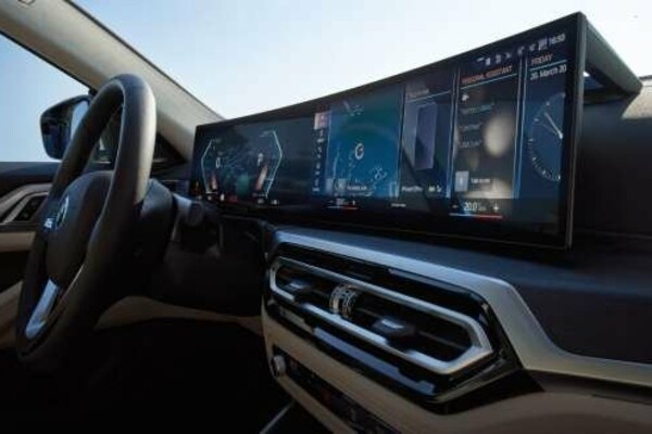 Das Curved Display eines BMW i4 mit aufgeschaltetem Multimediasystem.