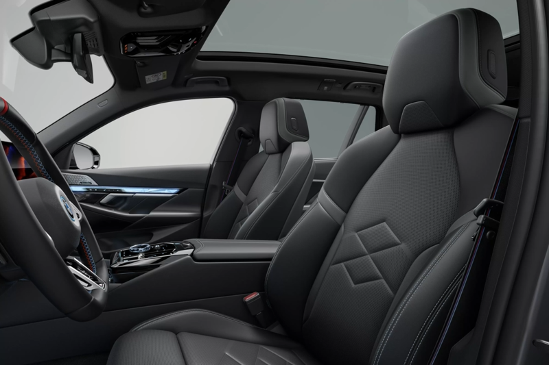 Die vorderen Sitze eines BMW i5 M60 xDrive Touring mit Merino Lederausstattung in schwarz.