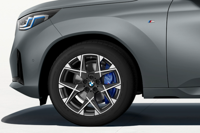 Die vordere linke Seite eines BMW X3 mit Alufelgen im 10-Speichen Design.