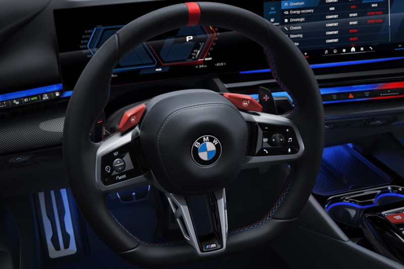 Das M Lenkrad mit roter 12-Uhr-Markierung einer BMW M5 Limousine.