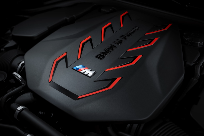 Der Motor einer BMW M5 Limousine mit BMW M-Power.