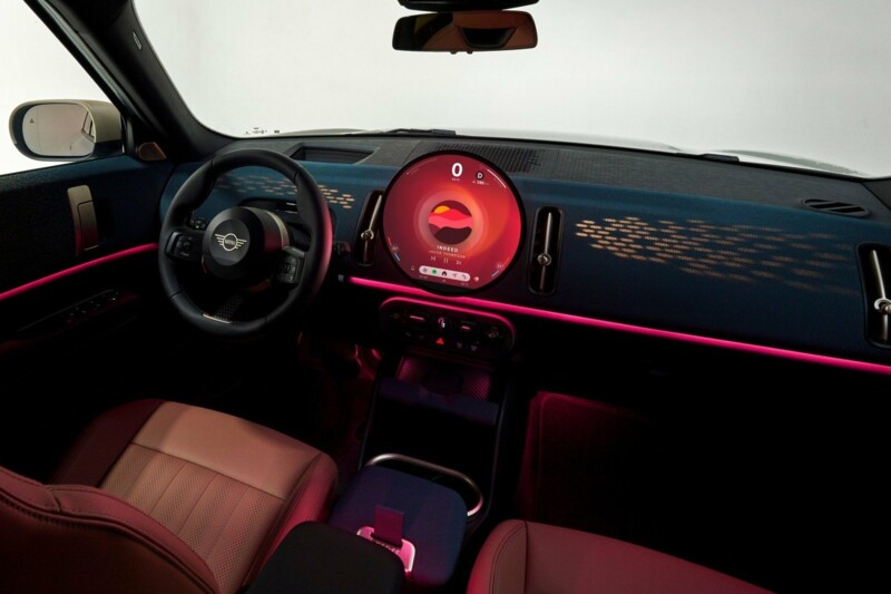 Das Cockpit eines MINI Cooper Countryman mit aufgeschaltetem roten Expierience Mode.