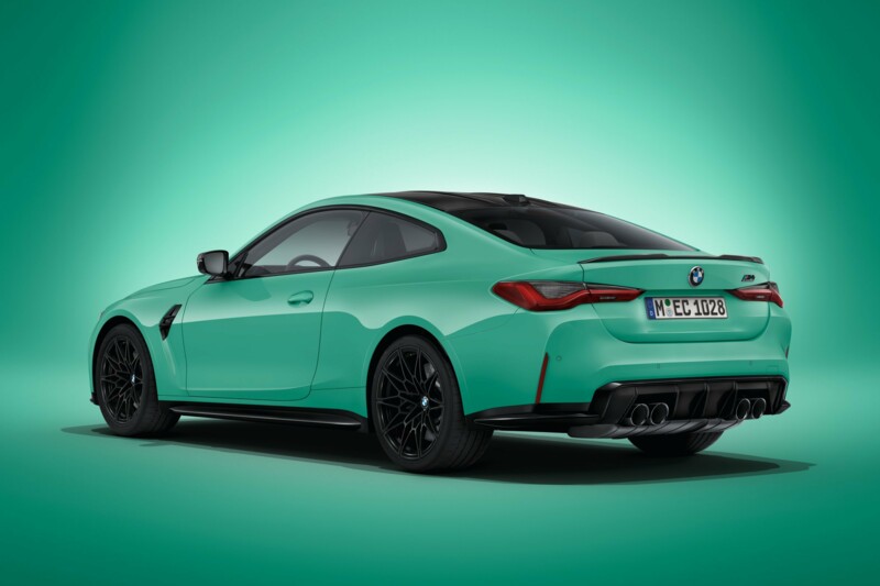Die Heckansicht des BMW M4 Coupé in der Farbe Mintgrün.