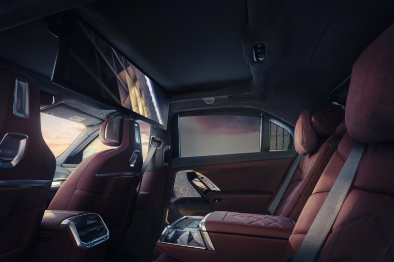 Die Fondsitze einer BMW 740i Limousine mit Mittelkonsole.