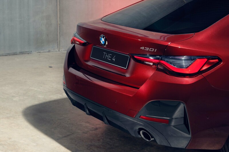 Die Heckansicht des BMW 430i Gran Coupé in der Farbe Rubinrot II Perleffekt Metallic.