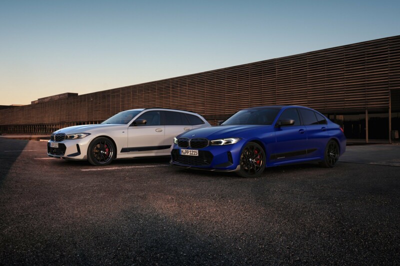 Ein BMW M340i xDrive M Performance Touring und ein BMW M340i xDrive M Performance Limousine an einer Schallschutzmauer.
