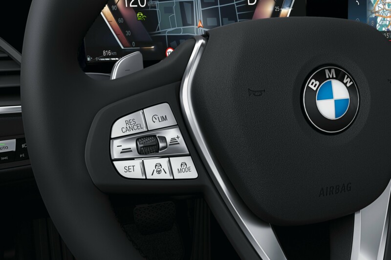 Das Lenkrad mit Multifunktionstasten des BMW 430i Gran Coupé.