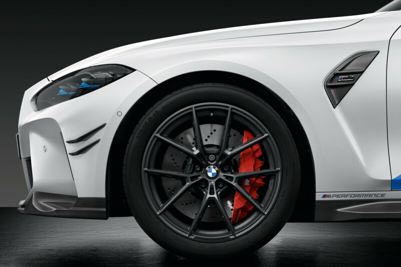 Die Seitenansicht einer weißen BMW M3 Competition Limousine.