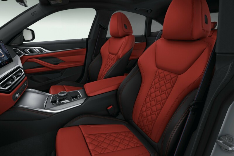 Der Innenraum eines BMW M440i xDrive M Performance Gran Coupé mit Taco-rotem Lederbezug.