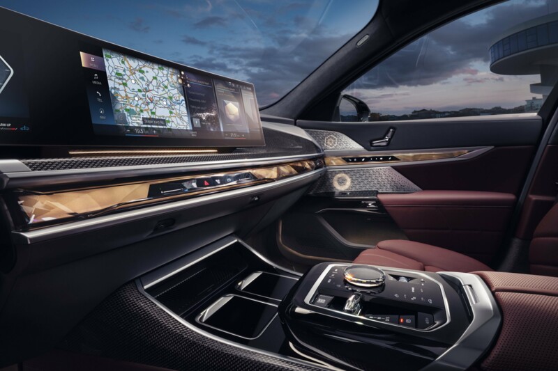 Die Mittelkonsole im Cockpit eines BMW 740i Limousine mit aufgeschalteter Navigation.