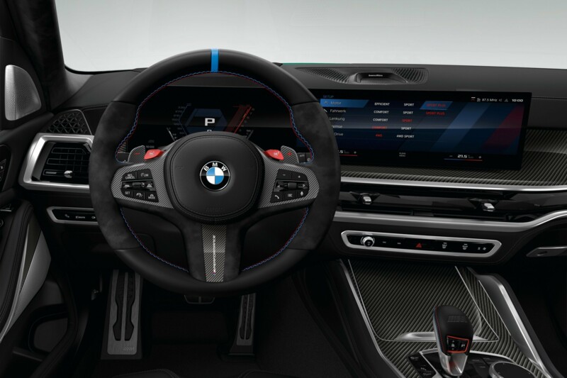 Das Multimedia- und Sportlenkrad im Innenraum des BMW X5 M Competition.