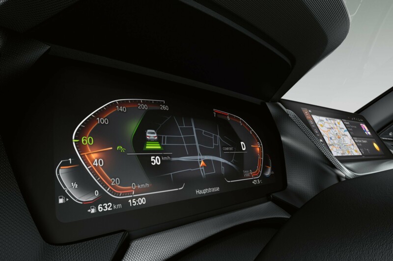 Das virtual Cockpit des BMW M235i xDrive M Performance mit aktiver Geschwindigkeitsregelung.