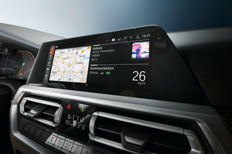Das Multimediasystem einer BMW 330i Limousine.