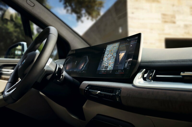 Das Curved Display im Innenraum des BMW 223i xDrive Active Tourer.