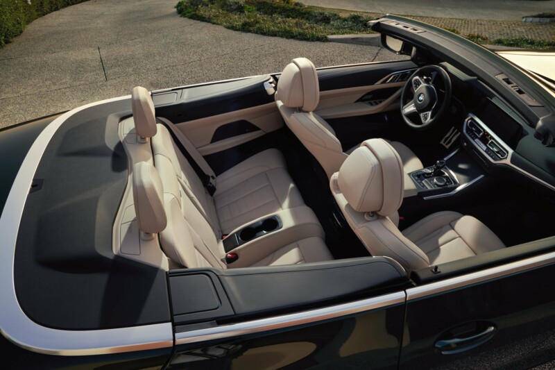 Ein BMW 430i Cabrio parkt mit offenem Verdeck am Straßenrand.