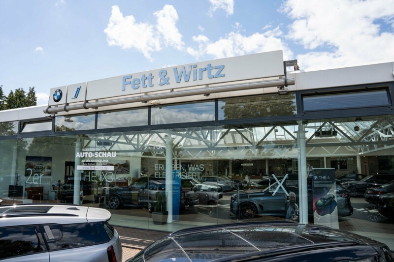 Der Eingang des Autohauses Fett & Wirtz in Wesel.