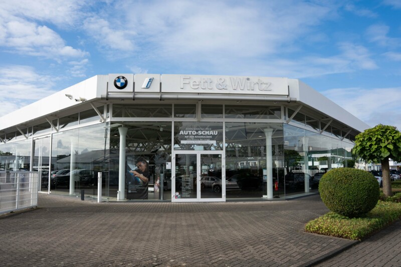 Der Eingang des Autohauses Fett & Wirtz in Moers.