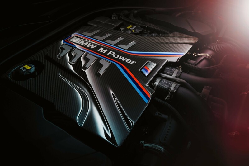 Der Motor eines BMW M8 Cabriolets mit BMW M Power.