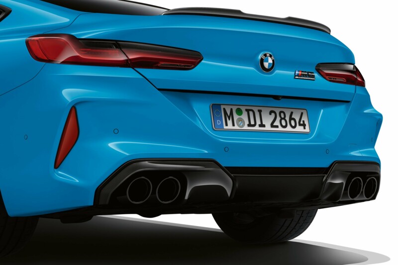 Das Heck eines BMW M8 Coupé in der Farbe Daytona Beach Blau uni.