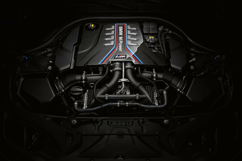 Der Motor eines BMW M8 Coupé mit BMW M Power.