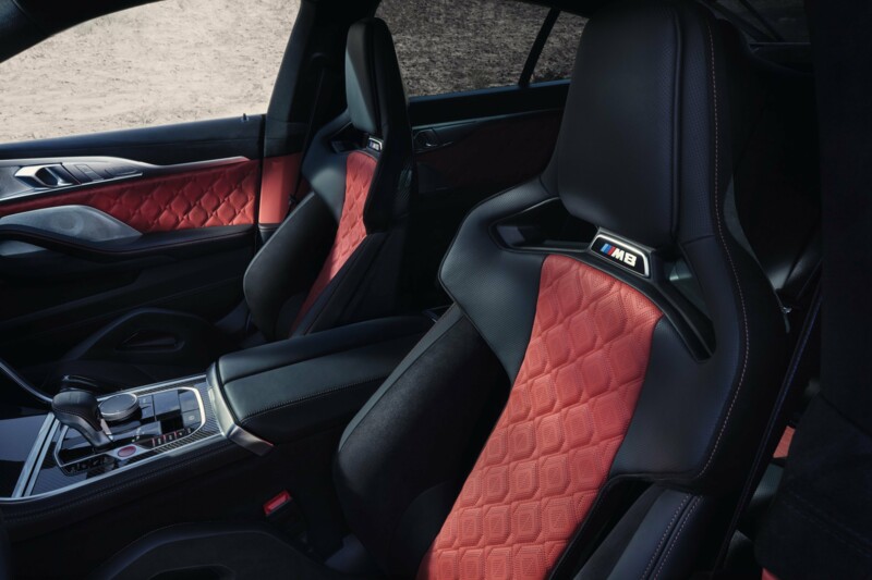 Die M Carbon Schalensitze im BMW M8 Competition Gran Coupé mit Leder 'Merino' Alcantarakombination Schwarz/Kontrast Sakhir Orange.
