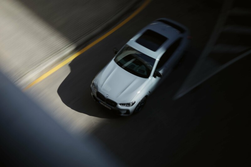 Ein BMW X4 M Competition in der Farbe Nardograu metallic auf einer rasanten Autobahnfahrt.
