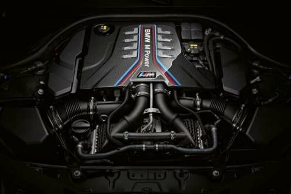 Der 625 PS 8-Zylinder Turbo Motor eines BMW M8.